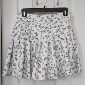 White Light Blue Floral White Skirt By Sage Collective Size Medium